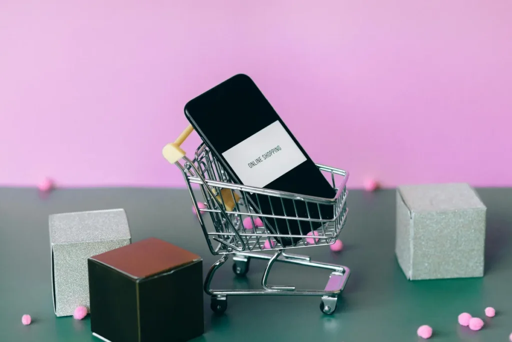 Seseorang berbelanja online di marketplace menggunakan laptop dan kartu kredit